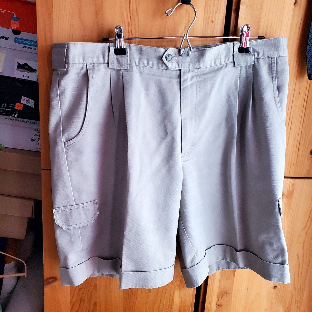 Tilley Men's Beige Cuffed Shorts Size 39